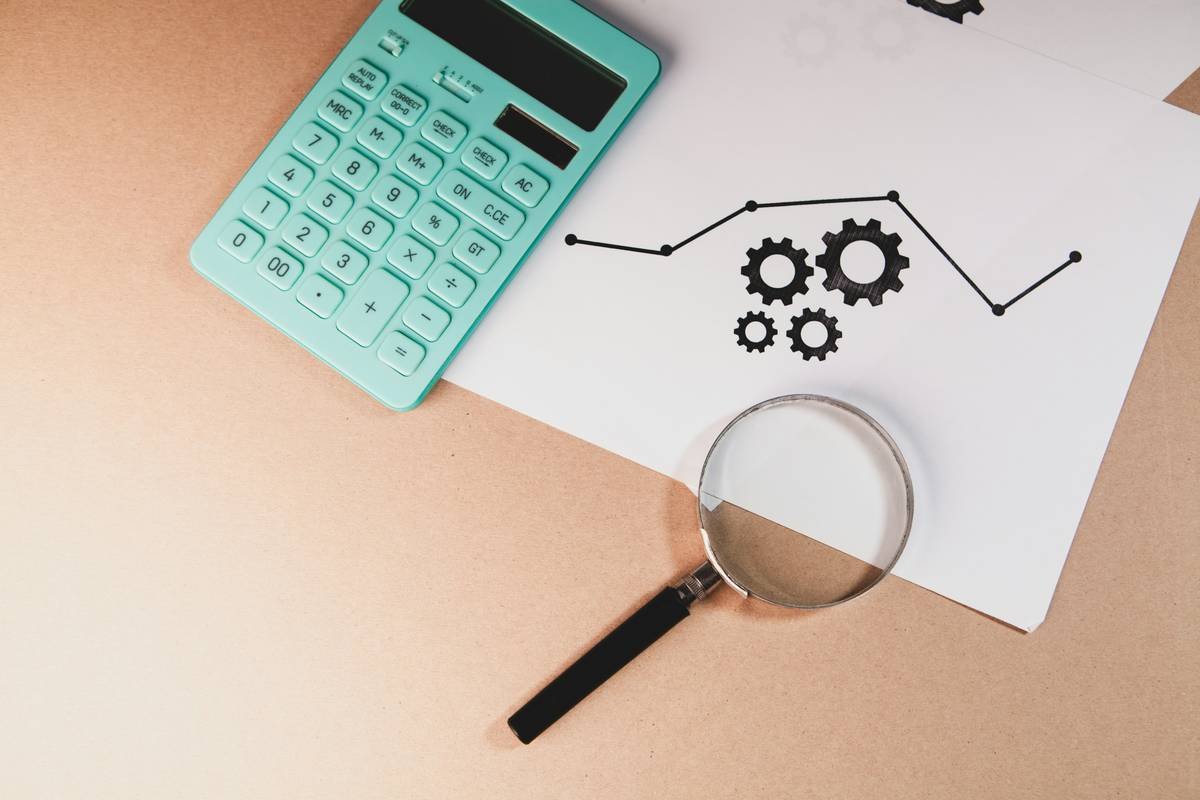 Bar chart showing average cost of undetected patent infringement: $1.4M for startups, $4.7M for mid-sized firms (USPTO 2023 data)