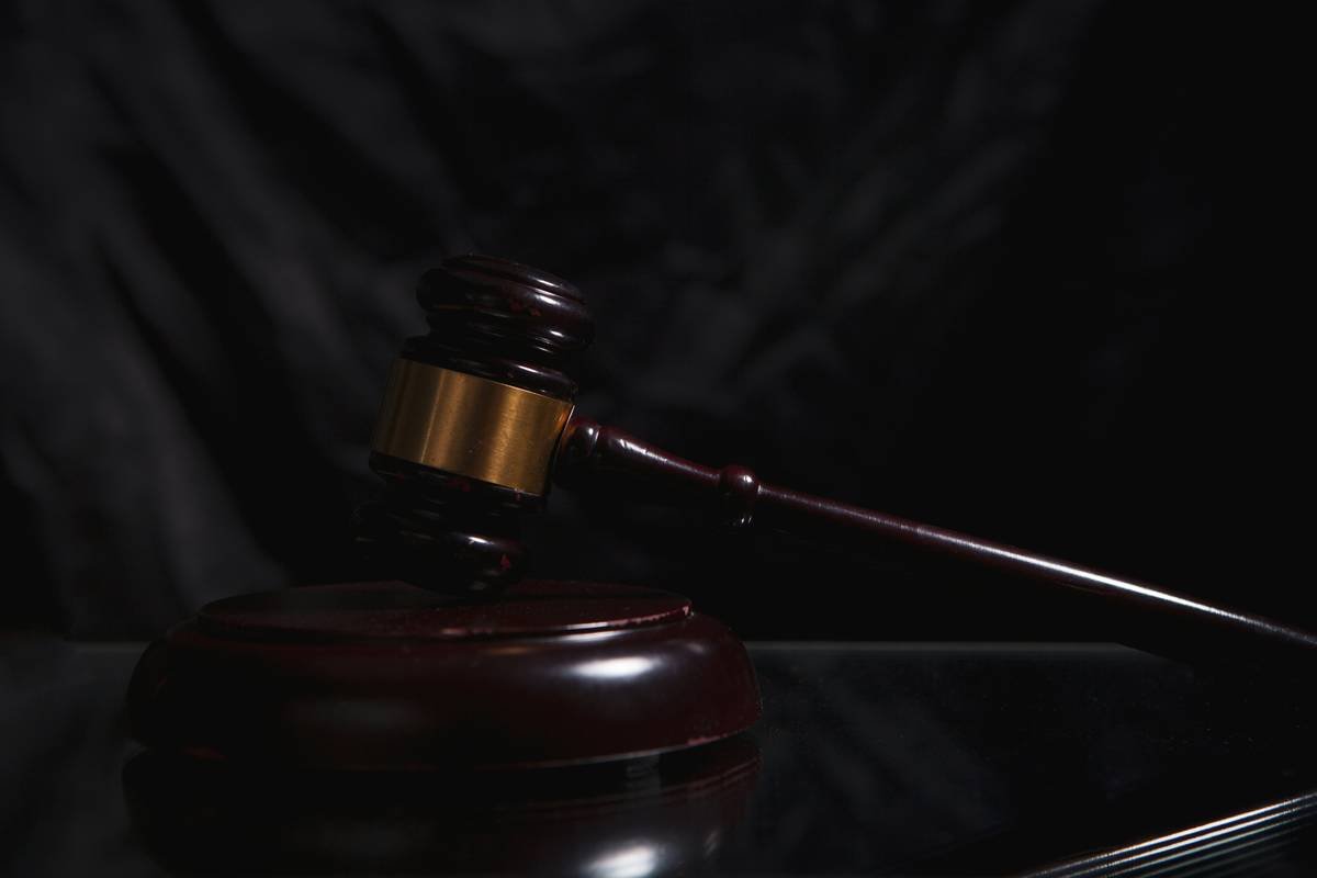 Chart comparing standard business insurance vs. patent infringement damages coverage showing legal fee reimbursement, settlement payouts, and exclusions