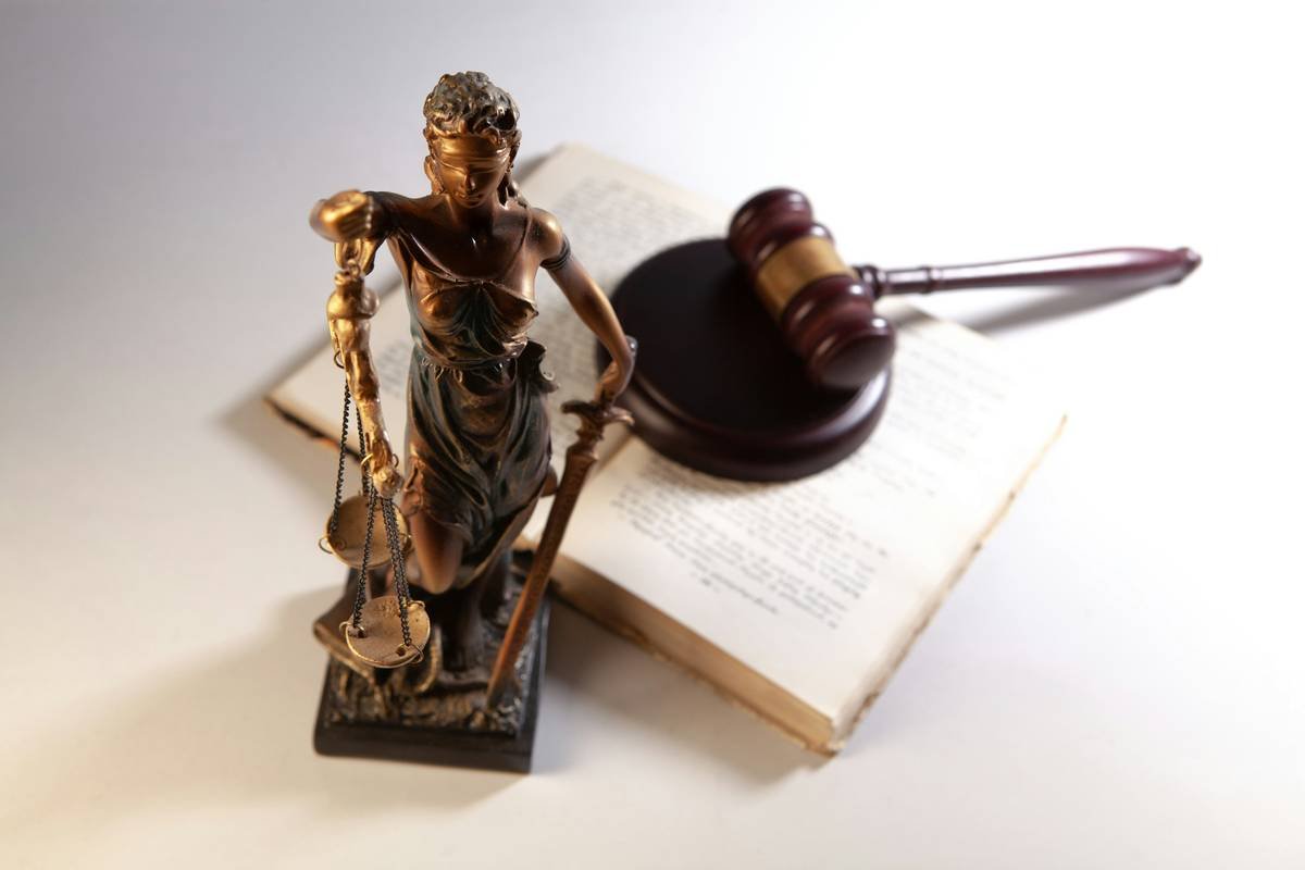 Breakdown of patent defense legal analysis costs by phase and legal provider type